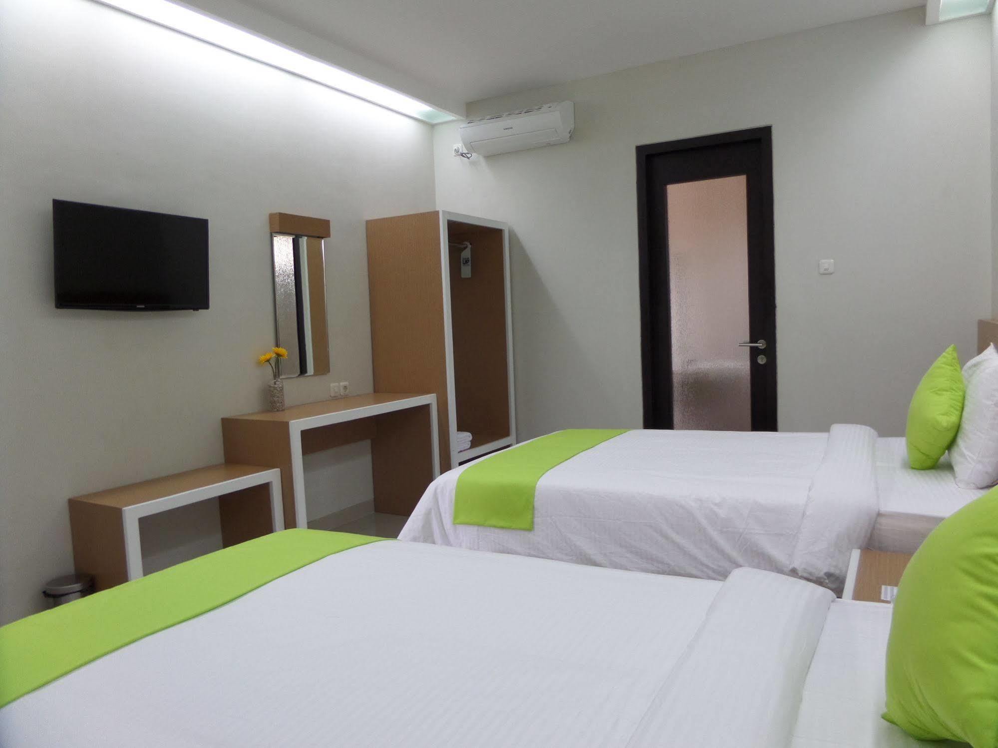 Shinta Guesthouse Malang Ngoại thất bức ảnh