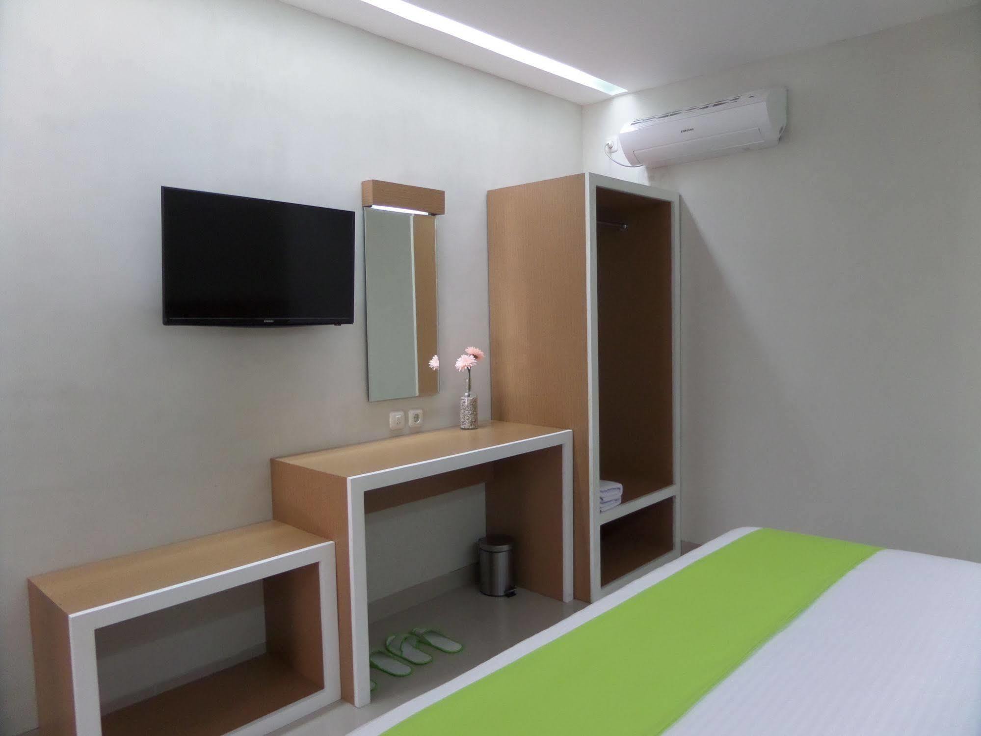 Shinta Guesthouse Malang Ngoại thất bức ảnh