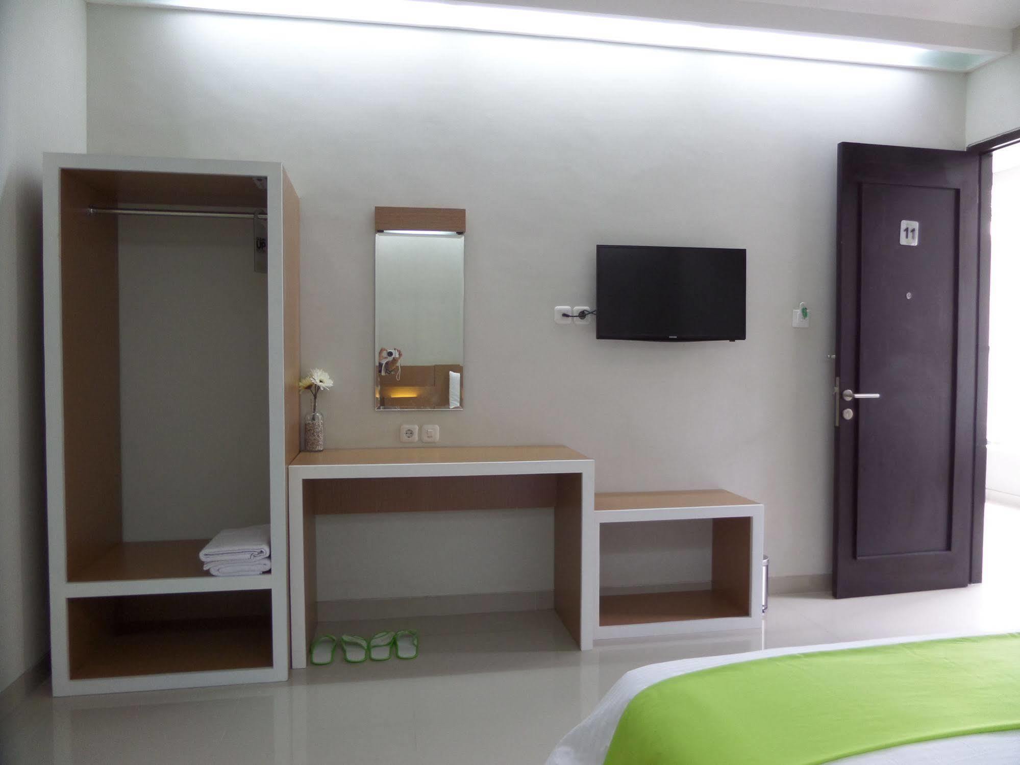Shinta Guesthouse Malang Ngoại thất bức ảnh
