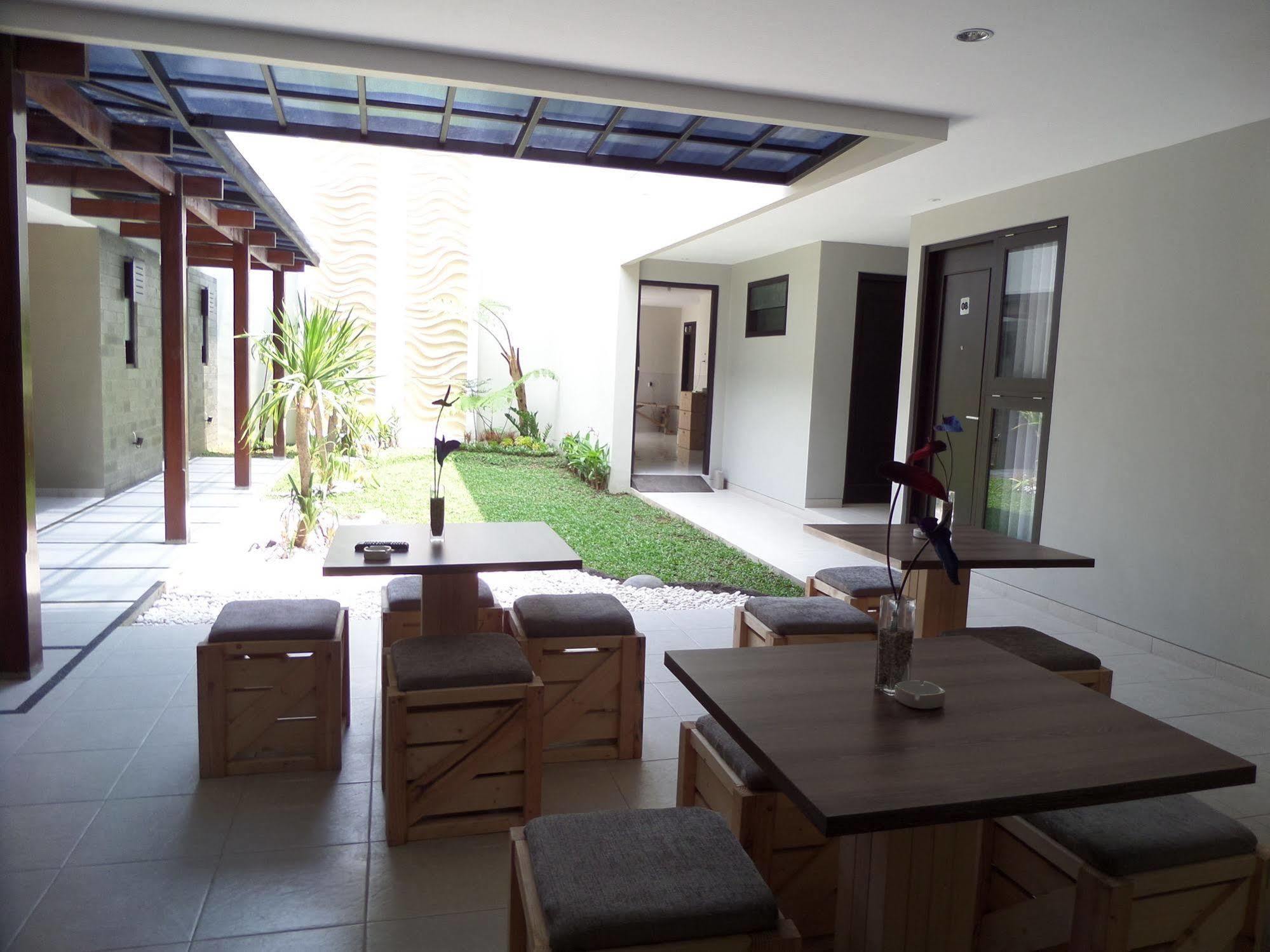 Shinta Guesthouse Malang Ngoại thất bức ảnh